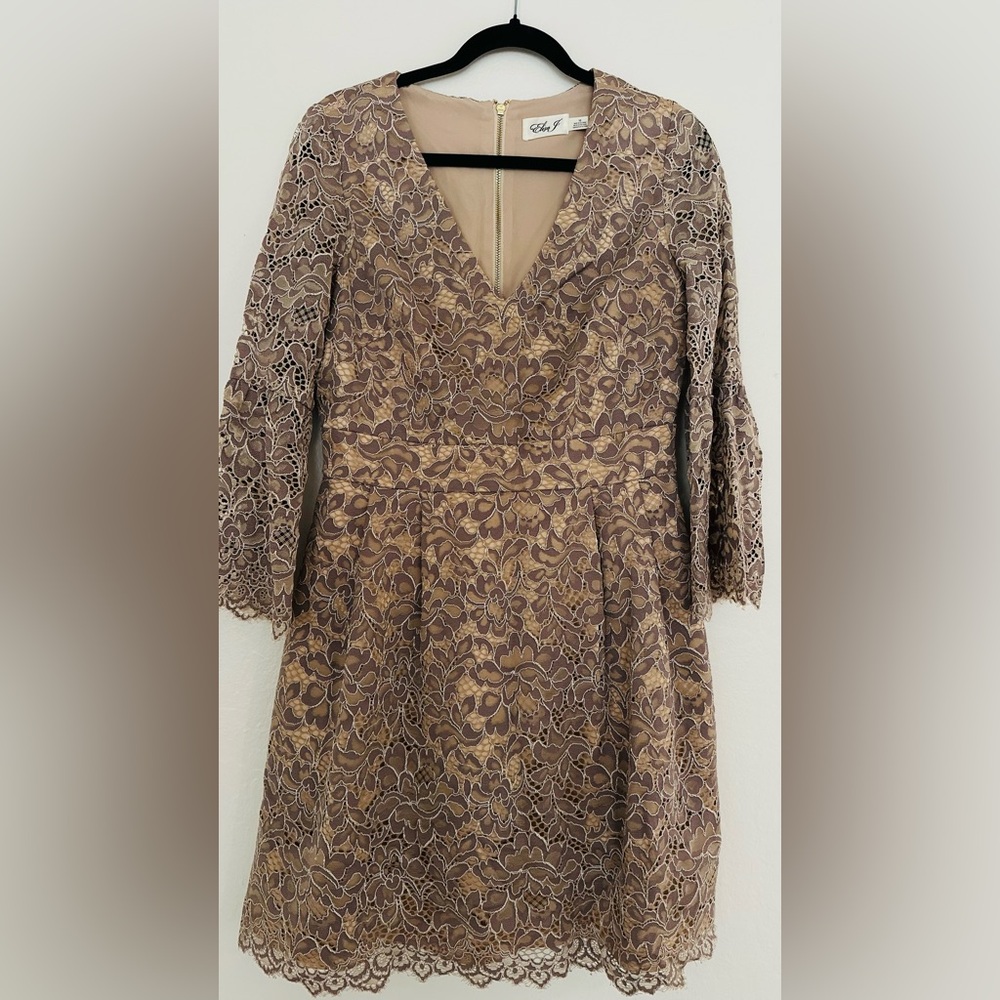 Elegant Lace Dress with Floral Pattern - Picture 2 of 10